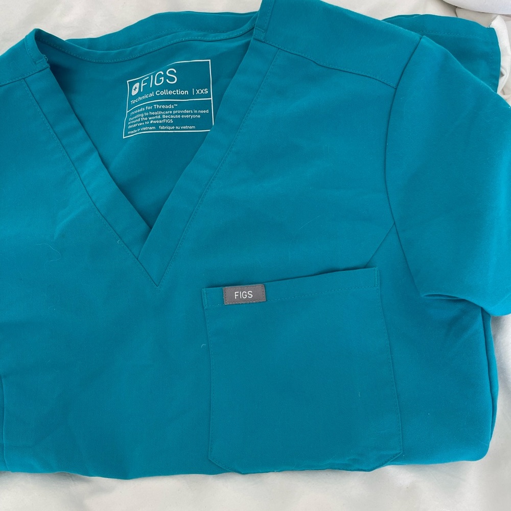 FIGS SCRUB TOP